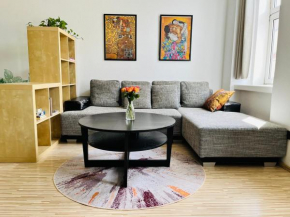Lovely nest! Just beside SCHÖNBRUNN PALACE and ZOO! Vienna
